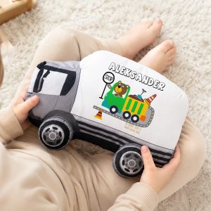 Poduszka w kształcie ciężarówki z imieniem "ALEKSANDER" oraz ilustracją zwierzątka na tacy z narzędziami.