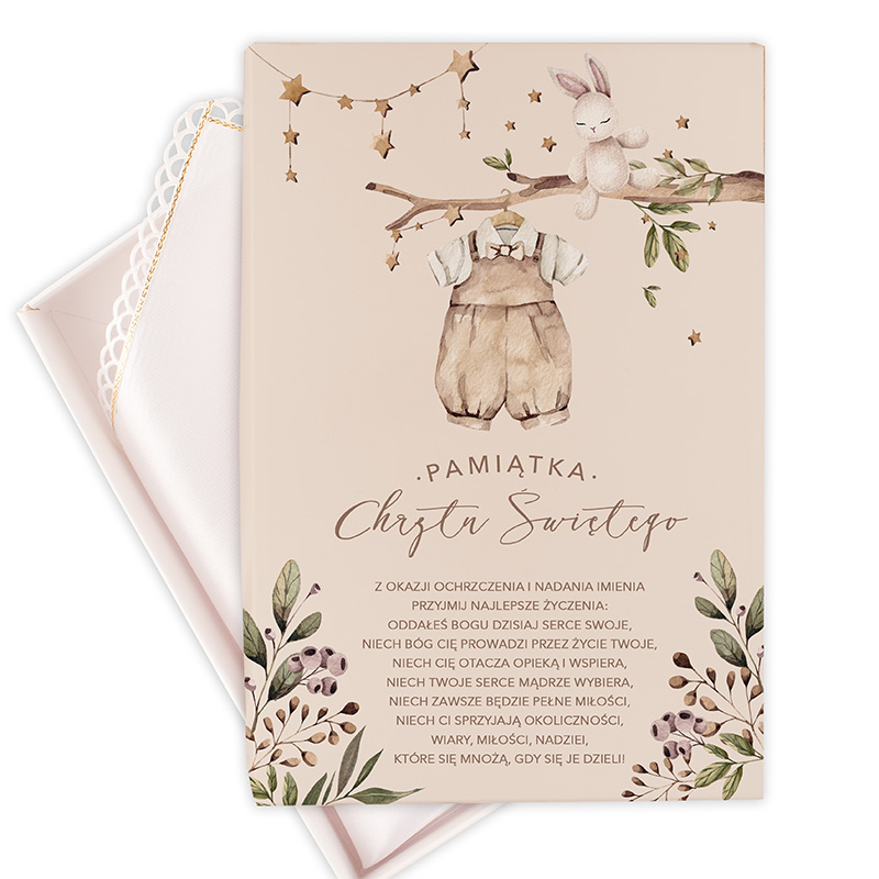 Kartka pamiątkowa z okazji Chrztu Świętego, z motywem króliczka na gałęzi, zawieszonym ubrankiem w kolorze beżowym oraz dekoracjami w postaci gwiazdek i roślinności; tekst w języku polskim w centralnej części kartki zawiera życzenia oraz modlitwę dla chrześniaka.