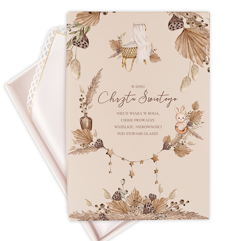 Elegancka kartka zaproszeniowa na chrzest, zdobiona delikatnymi roślinnymi motywami i rysunkiem króliczka. Na górze tekst "W Dniu Chrztu Świętego", poniżej życzenia w eleganckiej czcionce na jasnym tle. Kartka umieszczona na tle różowej koperty z dekoracyjnym brzegiem.