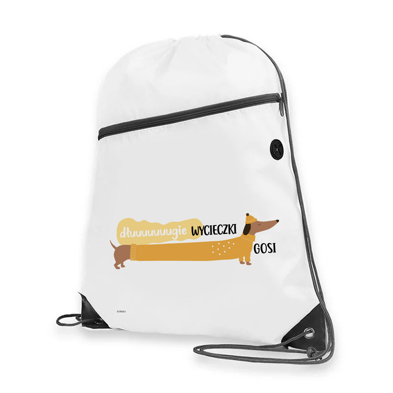Biały plecak sportowy z rysunkiem psa rasy jamnik na środku oraz napisem "dłuuuuuuugie WYCIIECZKI GOSI".