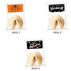 Trzy opakowania ciasteczek wróżby na Halloween, każde z innym kolorem etykiety: pomarańczowa z wzorem dyni, czarna z białymi napisami i czarna z kolorowymi grafikami Halloweenowymi; każde opakowanie zawiera ciasteczko w kształcie wróżby.