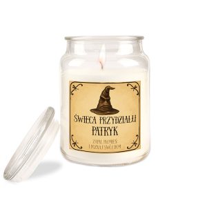 personalizowany-prezent-z-imieniem-dla-czarodzieja Świeca zapachowa w przezroczystym szklanym słoju z etykietą przedstawiającą kapelusz i napisem 'Świeca przydziału Patryk'. W słoju widać płomień świecy.