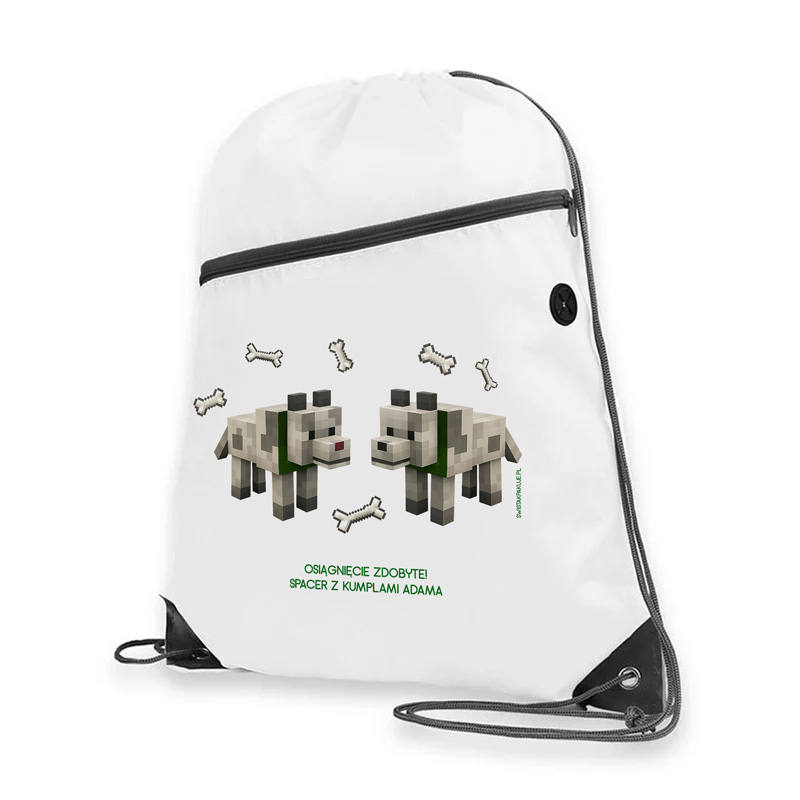 Plecak w kolorze białym z grafiką przedstawiającą dwa pikselowe psy z gry Minecraft, otoczone kośćmi, z napisem "OSIĄGNIECIE ZDOBYTE! SPACER Z KUMPLAMI ADAMEM".