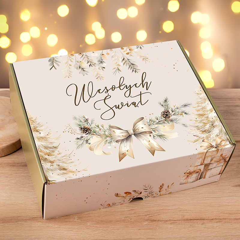 Pudełko ozdobne z napisem 'Wesołych Świąt', zdobione motywami roślinnymi i wstążką, na tle rozświetlonym delikatnymi lampkami.