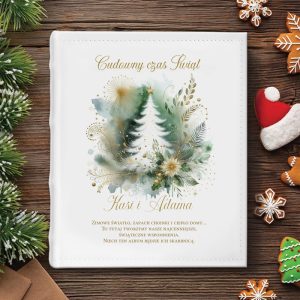 Świąteczna karta z napisem 'Cudowny czas Świąt' i imionami 'Kasi i Adama', ozdobiona ilustracją choinki oraz złotymi akcentami, otoczona naturalnymi elementami i dekoracjami bożonarodzeniowymi, leżąca obok gałązek iglastych i ciasteczek w kształcie gwiazdki na drewnianym blacie.