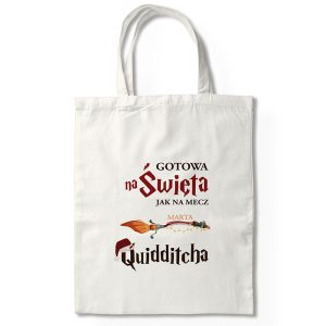 889ebefe4d21d977b1d0c873db746c36-1.jpg Biała torba z nadrukiem w stylu fantasy, na którym widnieje tekst: "GOTOWA na Święta JAK NA MECZ MARTA Quidditcha", z ilustracją miotły i świątecznymi dodatkami.