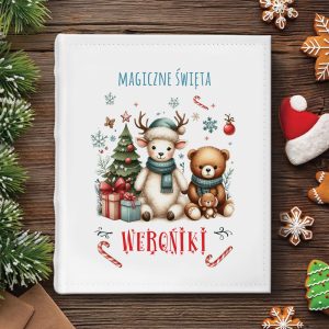 Książka z ilustracją przedstawiającą urocze zwierzęta: renifera w czapce i szaliku oraz misia trzymającego mniejsze misia. W tle znajduje się choinka z prezentami, śnieżynki i ozdoby świąteczne. Na górze napis 'MAGICZNE ŚWIĘTA', a na dole 'WERONIKI'.