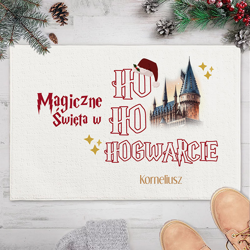 Text design featuring "Magiczne Święta w Ho Ho Hogwarcie" with a whimsical font, an illustration of a castle resembling Hogwarts from Harry Potter, and decorative elements like a Santa hat and stars, placed on a textured white background with a knitted item and shoes at the bottom.