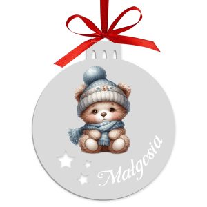 bombka-akrylowa-z-imieniem-dziecka-z-misiem-w-zimowej-czapce-na-choince Rysunek uroczej misia w niebieskiej czapce z pomponem i szaliku, siedzącego na okrągłej ozdobie z czerwonym wstążką, z napisem 'Małgosia' i gwiazdkami w tle.