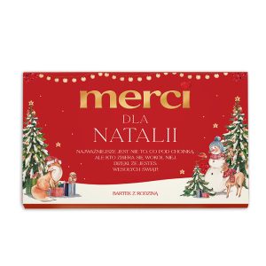 Czerwone opakowanie czekoladek Merci z napisem 'Merci dla IMIĘ', ozdobione świątecznymi motywami, m.in. choinkami, bałwankiem i sarną.