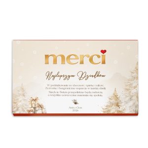 Bombonierka z napisem 'merci' w złotym kolorze i sercem, skierowana do Dziadków. Tło w jasnych odcieniach z rysunkiem świątecznych drzew i prezentów, z życzeniami radości i spełnienia marzeń. U dołu podpisy oraz rok.