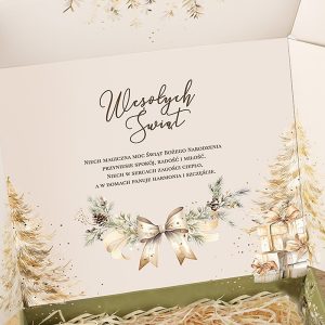Kartka bożonarodzeniowa wewnątrz ozdobnego opakowania, z napisem 'Wesołych Świąt' w eleganckim stylu i życzeniami o spokoju, radości oraz harmonii, otoczona złotymi i zielonymi dekoracjami, choinkami i prezentami.