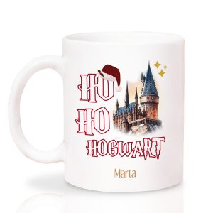 Biała filiżanka z grafiką przedstawiającą zamek w Hogwarcie i napisem "Ho Ho Hogwart" z czerwoną czapką Mikołaja oraz imieniem "Marta" na dole.