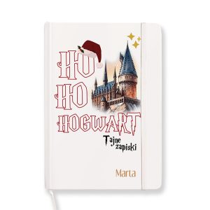 Okładka notesu w kolorze białym z rysunkiem zamku z wbudowanymi detalami świątecznymi, napisy "Ho Ho Ho Hogwarts" oraz "Tajne zapiski" w kolorze czerwonym, imię "Marta" napisane w dolnym rogu.