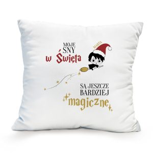 poduszka-swiateczna-magiczna-harry-potter Poduszka z napisem 'Moje sny w Święta' i 'Są jeszcze bardziej magiczne', ozdobiona ilustracją postaci w czapce świątecznej, trzymającej różdżkę na miotle i ścielącą gwiazdy w tle.