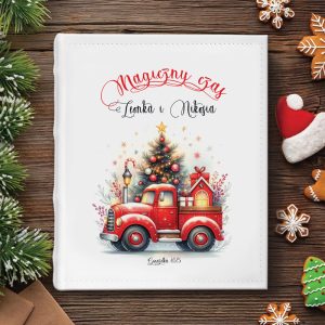 Ilustracja przedstawiająca czerwony samochód ciężarowy wypełniony prezentami i choinką, otoczony dekoracjami świątecznymi, z napisem 'Magiczny czas Leonka i Nikosia' w górnej części, na tle drewnianego blatu z ozdobami bożonarodzeniowymi.