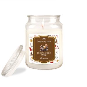 Świeca zapachowa w przezroczystym słoiku z etykietą ozdobioną ilustracjami motywów świątecznych, z napisem 'HOGWARCKIEJ MAGII' oraz 'Świąteczny blask'. Świeca jest dostosowana do sezonowych inspiracji.