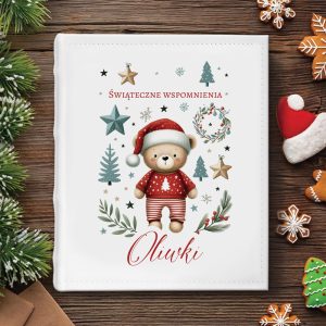 Rysunek misia w czerwonym swetrze i czapce świątecznej, otoczonego świątecznymi dekoracjami, takimi jak gwiazdki, choinki i gałązki, z napisem 'Świąteczne wspomnienia' oraz imieniem 'Oliwki' w dolnej części projektu.