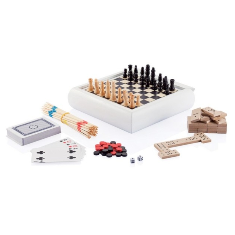 Zestaw gier stołowych zawierający planszę do szachów z figurami, karty, kości, chipsy w kolorze czerwonym i czarnym oraz kostki do domina, wszystko na białym tle.