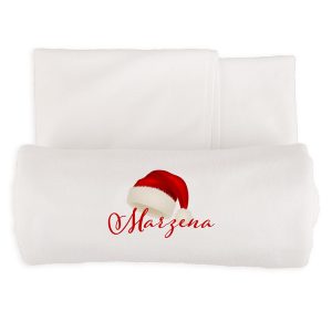 swiateczny-recznik-z-nadrukiem-i-czapka Biała chusta z nadrukiem czerwonej czapki Mikołaja oraz napisem 'Marzena' w stylu kaligraficznym.