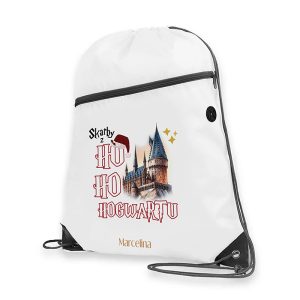 Torbę sportową w kolorze białym z grafiką przedstawiającą zamek, napis "Skarby z HO HO HOGWARTU" oraz imieniem "Marcelina" w dolnej części. Zamek ma charakterystyczne wieżyczki i gwiazdki ozdabiające tło.
