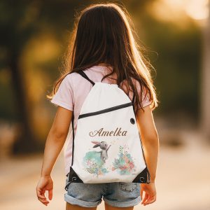 Personalizowany worek na zajęcia ruchowe z barwnym motywem.