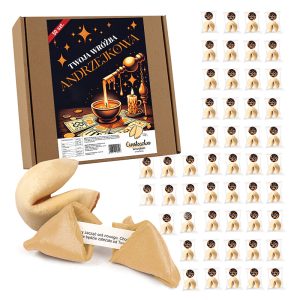 Zestaw podarunkowy w kształcie prostokątnego opakowania zawierający ciasteczka wróżbiarskie, z opakowaniem zdobionym ilustracją czarodzieja i kartami do wróżenia; na przodzie widoczny napis 'Twoja wróżba Andrzejkowa'. Na froncie opakowania trzy ciasteczka z widoczną wróżbą wybiegających, a w tle pozostałe ciasteczka w opakowaniach.