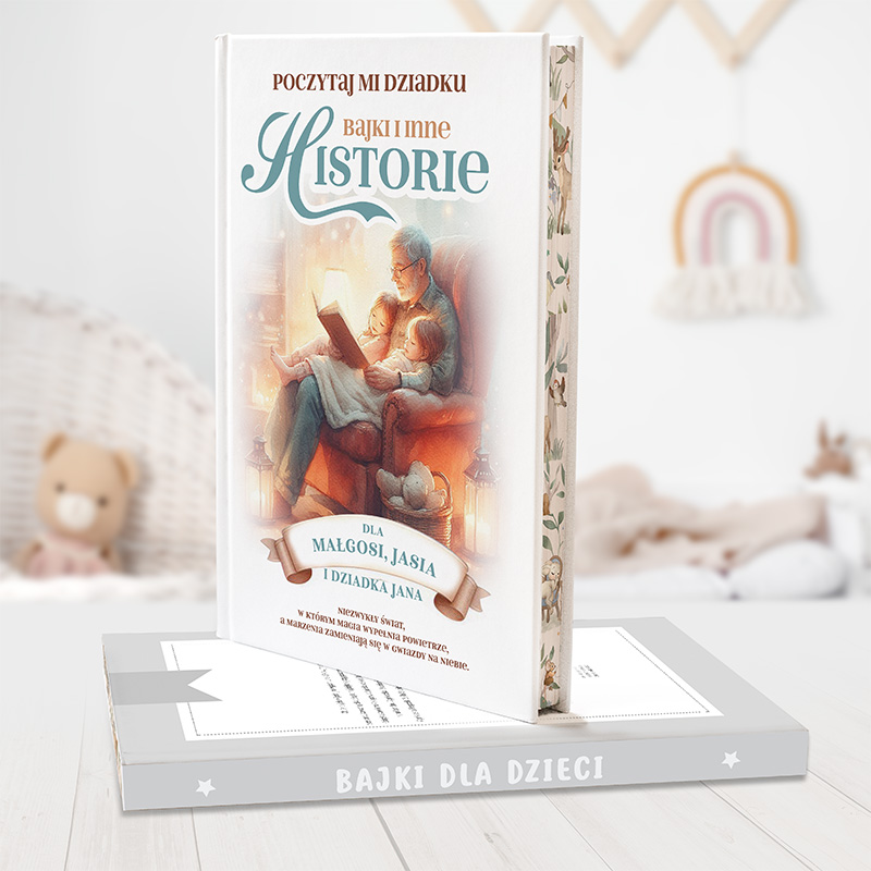 Książka zatytułowana 'Bajki i inne historie' leży na stole, z widocznym pięknym obrazkiem dziadka czytającego dwójce dzieci. Tło jest jasne z dekoracjami dziecięcymi, a na górnej części książki widnieje napis 'Poczytaj mi dziadku'.
