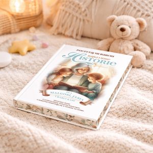 bajki-poczytaj-mi-babciu Książka 'Bajki i Historie' leży na miękkim pledzie, z widokiem na uśmiechniętą babcię czytającą z dziećmi, otoczona miękkimi zabawkami i dekoracjami w przytulnym wnętrzu.