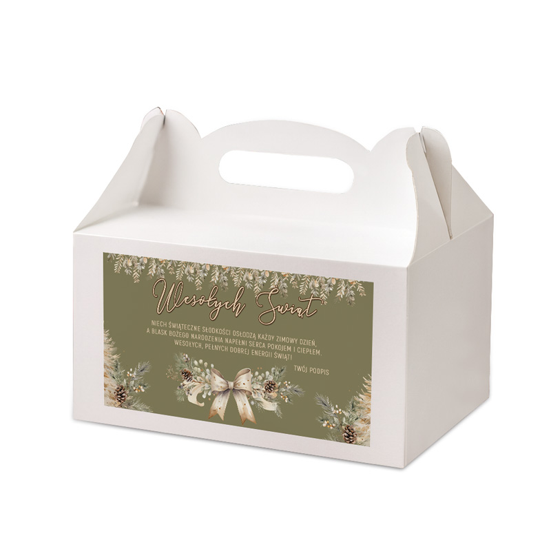 Biała pudełko na słodycze z otwartą górą, na froncie znajduje się ozdobny napis "Wesołych Świąt" oraz życzenia związane z Bożym Narodzeniem, ozdobione gałązkami, szyszkami i wstążką.