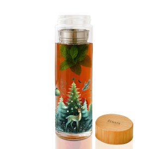 Szklany dzbanek do herbaty z metalowym sitkiem, zawierający napar z herbaty oraz świeżą miętę, ozdobiony ilustracją przedstawiającą choinkę i jelonka, obok drewniana pokrywka z napisem 'RENATA'.