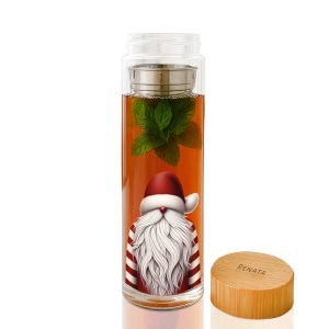 Przezroczysty dzbanek z herbatą, wewnątrz którego znajdują się listki mięty oraz obrazek renifera z czerwonym kapturkiem, a obok znajduje się drewniana pokrywka z napisem 'RENATA'.
