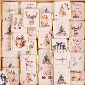 Zestaw eleganckich, zapakowanych prezentów świątecznych w różnych wzorach, w tym renifery, choinki, ciasteczka i nutcrackerzy, udekorowanych złotymi brzegami i świątecznymi napisami "Wesołych Świąt".