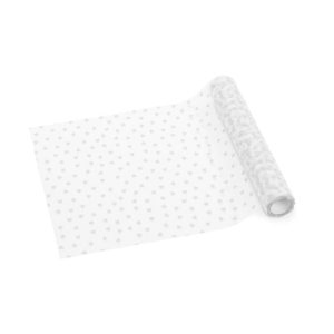 Rolka przezroczystego papieru z walcowatym wzorem w małe, szare serca, rozwinięta częściowo na płaskiej powierzchni.