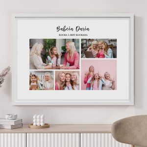Na ścianie ramka z pięcioma zdjęciami przedstawiającymi uśmiechające się kobiety i dziewczynki w różnorodnych sytuacjach. W górnym lewym rogu zdjęcie starszej kobiety rozmawiającej z młodszą, obok zdjęcie matki z córką przy komputerze. W dolnym rzędzie, zdjęcie dwóch dziewczynek trzymających tablety, a obok zdjęcie uśmiechających się kobiet. Na górze napis 'Babcia Daria' oraz 'Kocha i jest kochana'.
