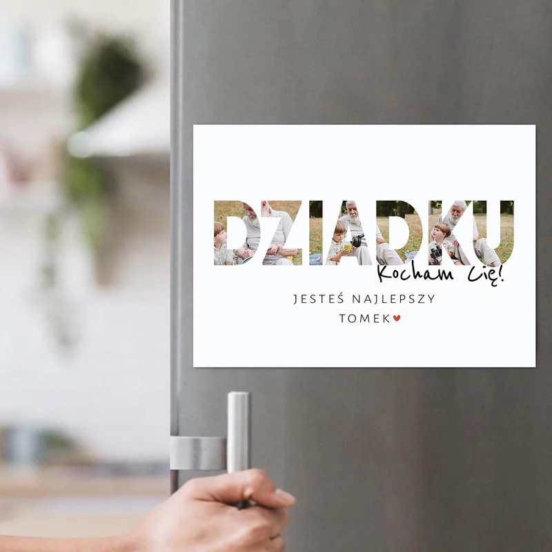 Na drzwiach lodówki znajduje się biały plakat z napisem 'DZIADKU Kocham Cię!', wypełnionym zdjęciami. Pod nim widnieje napis 'Jesteś najlepszy Tomek ♥'. Widać rękę otwierającą lodówkę.