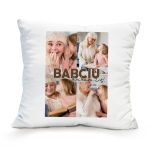 Poduszka z czterema zdjęciami przedstawiającymi starszą kobietę z siwymi włosami i młodą dziewczynkę, które spędzają czas razem, bawiąc się i rozmawiając. Na poduszce widnieje napis 'BABCIU Kocham Cię!' w kolorze brązowym.