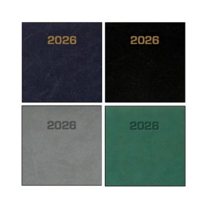 Cztery okładki kalendarzy na rok 2026, każda w innym kolorze: granatowa, czarna, szara i zielona, z napisem "2026" na każdej okładce.