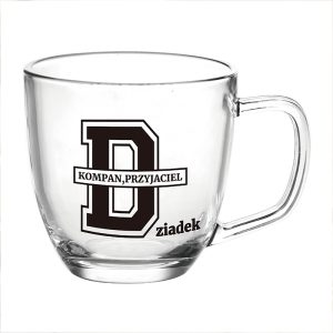 Przezroczysta filiżanka z czarnym nadrukiem, na którym widnieje litera D oraz tekst "KOMPAN, PRZYJACIEL" i "ziadek".