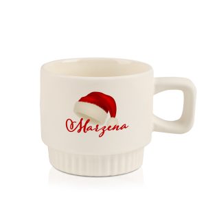 Biała filiżanka z czerwoną grafiką w postaci czapki Świętego Mikołaja oraz napisem 'Marzena' w stylizowanej, czerwonej czcionce.