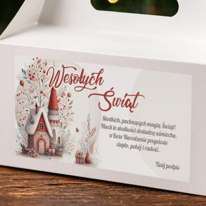 Jasna torba z białą etykietą zawierającą świąteczny napis 'Wesołych Świąt' oraz ilustrację domku z czerwonym dachem, otoczonego roślinami, owocami i prezentami, a także życzenia świąteczne w języku polskim.
