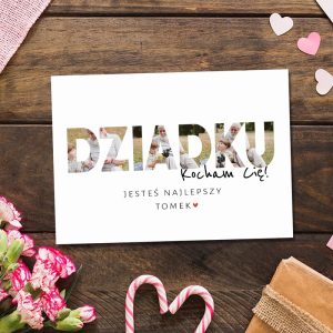 Kartka z napisem 'DZIADKU Kocham Cię!' z wyciętymi zdjęciami, tekst pod spodem brzmi 'Jesteś najlepszy Tomek'. Tło z drewnianych desek i dekoracje w postaci serduszek oraz kwiatów.