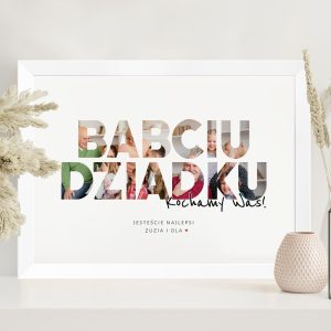 Obramowana grafika z napisem "BABCIU DZIADKU Kochamy Was!" z wkomponowanymi zdjęciami wnucząt z dziadkami, umieszczona na jasnym tle, obok dekoracyjna roślina i ceramiczny wazon.
