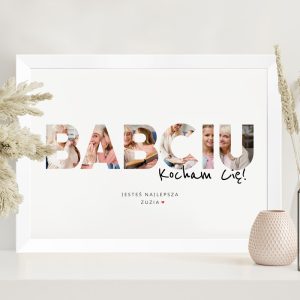 Plakat w białej ramie z napisem 'BABCIU Kocham Cię!' z wkomponowanymi zdjęciami przedstawiającymi momenty z życia rodziny. Na dole znajduje się tekst 'Jesteś najlepsza,+PODPIS♥'. W tle widać delikatne dekoracje w chłodnych odcieniach.