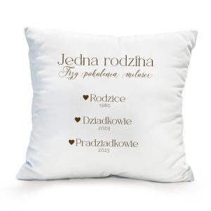 Biała poduszka z napisem 'Jedna rodzina. Trzy pokolenia miłości' oraz datami 1980 dla rodziców, 2003 dla dziadków i 2025 dla pradziadków, ozdobiona symbolami serc.