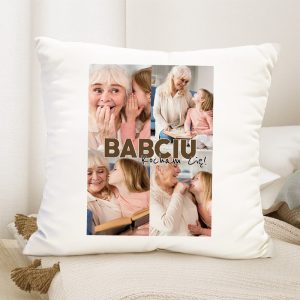 Poduszka z czterema zdjęciami przedstawiającymi uśmiechniętą starszą kobietę oraz małą dziewczynkę, które dzielą radosne momenty, zakończona napisem 'BABCIU! Kocham Cię!'