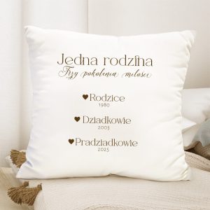 Biała poduszka z napisem "Jedna rodzina, trzy pokolenia miłości" oraz datami: Rodzice 1980, Dziadkowie 2003, Pradziadkowie 2025, utrzymana w eleganckim stylu.