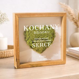 Ramka w kolorze drewna z zielonym sercem z mchu i napisem 'KOCHANY DZIADKU', podziękowaniem za każdy dzień oraz imieniem 'Kasia' i datą '22.01.2026'.
