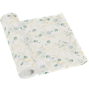 Rolka tapety z delikatnym wzorem w liście i kwiaty w odcieniach zieleni i złota na białym tle.