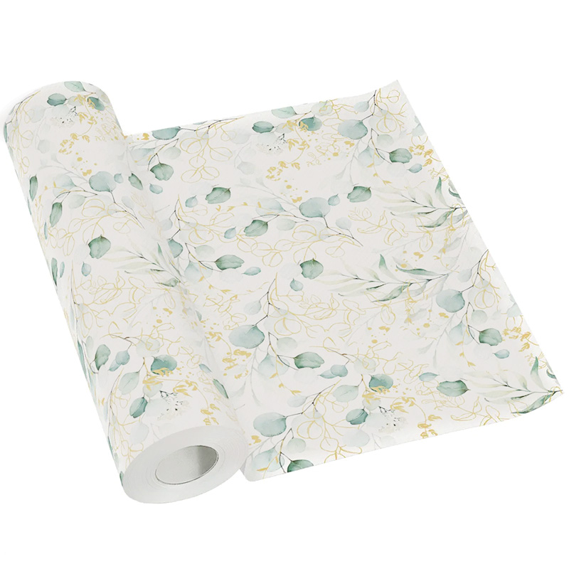 Rolka tapety z delikatnym wzorem w liście i kwiaty w odcieniach zieleni i złota na białym tle.